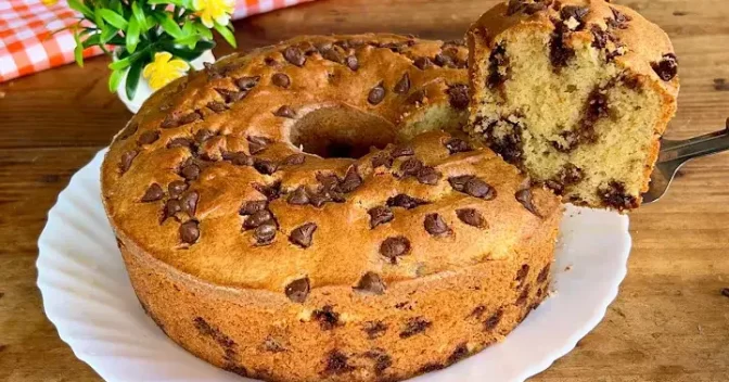 Bolos: Bolo Caseiro Simples e Fofinho com Gotas de Chocolate Veja