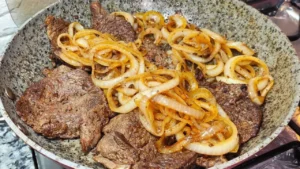 Bife acebolado macio e suculento: o segredo para deixar sua carne perfeita na frigideira
