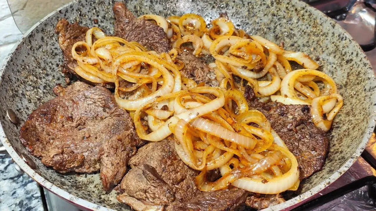 Bife acebolado macio e suculento: o segredo para deixar sua carne perfeita na frigideira