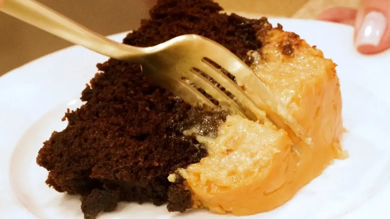 Bolo de Chocolate com Doce de Leite, Fácil e já Sai Recheado do Forno