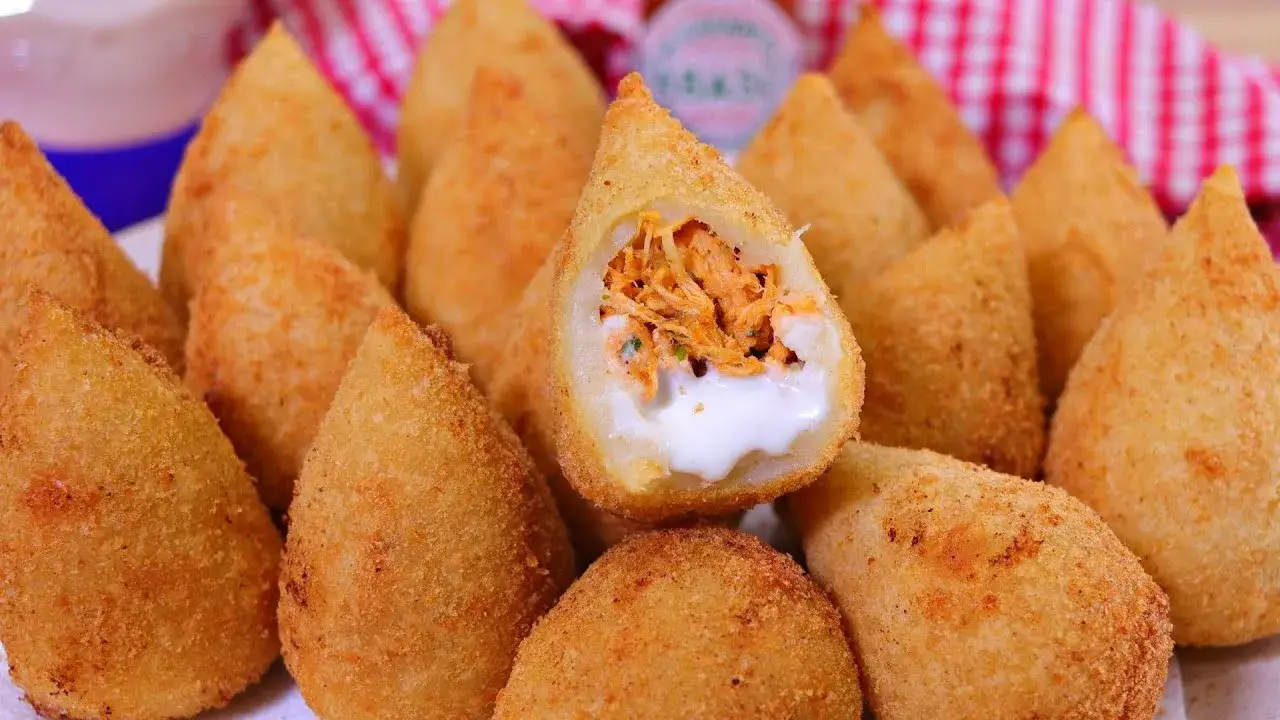 Como Fazer Coxinhas de Frango Douradas com Massa Cremosa e Crocante