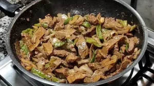 Fígado acebolado macio e suculento, o truque que vai te surpreender na cozinha
