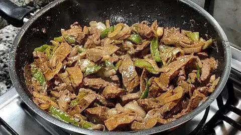 Fígado acebolado macio e suculento, o truque que vai te surpreender na cozinha