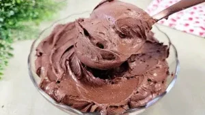 Mousse Aerado de Chocolate: O Recheio Econômico que Vai Transformar Seus Bolos