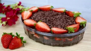 Sobremesa de Chocolate com Morangos na Travessa
