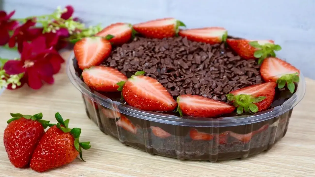 Sobremesa de Chocolate com Morangos na Travessa
