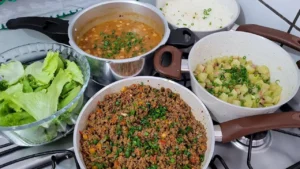 Almoço Caseiro Completo com Feijão Temperado, Chuchu Refogado e Carne Moída