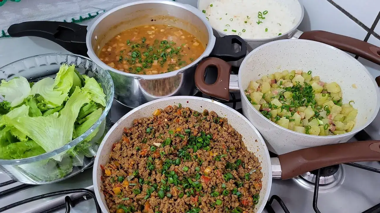 Almoço Caseiro Completo com Feijão Temperado, Chuchu Refogado e Carne Moída