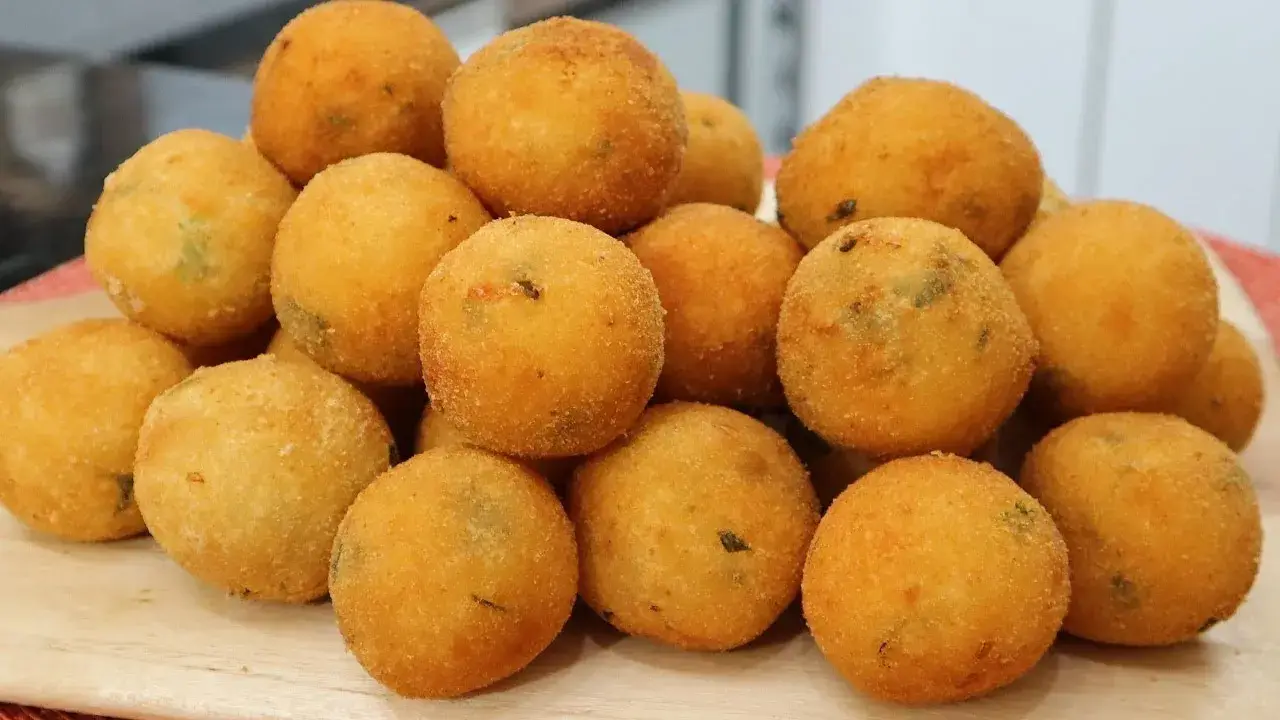 Bolinho de Mandioca Recheado com Queijo: A Delícia Crocante que Você Precisa Fazer