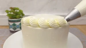 Cobertura de Bolo com 2 Ingredientes: Simples, Cremosa e Não Derrete no Calor