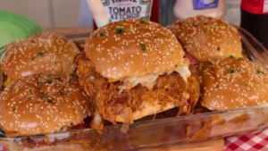 Hambúrguer de Forno Cremoso com Cebola Caramelizada e Bacon: Fácil e Perfeito para a Família