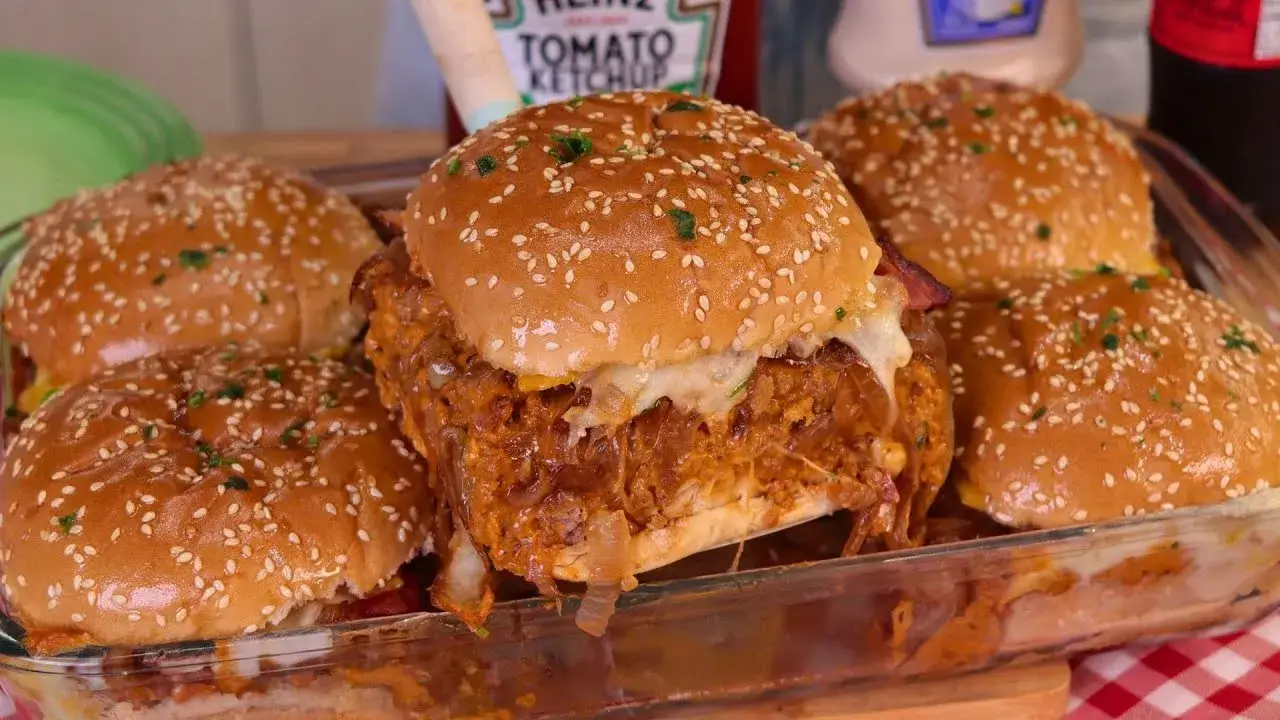 Hambúrguer de Forno Cremoso com Cebola Caramelizada e Bacon: Fácil e Perfeito para a Família