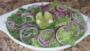 Salada Saudável com Alface, Cebola Roxa e Agrião: Leve e Saborosa para o Dia