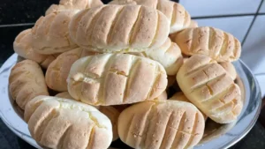 Bolachas de Polvilho com Nata e Raspas de Limão: Crocância e Sabor em Cada Mordida
