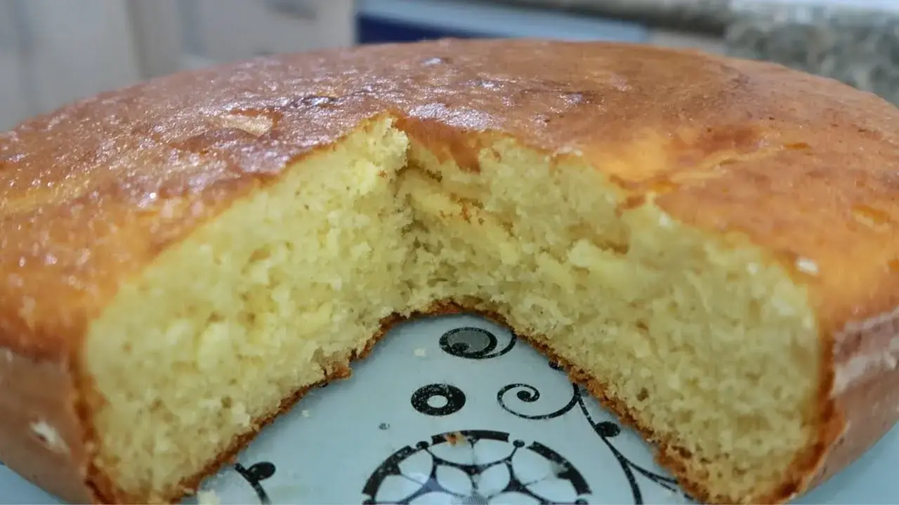 Bolo Pão de Ló Fofinho com Leite Quente: Aprenda a Fazer em Casa