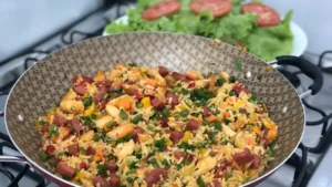 Arroz com Frango e Linguiça Feito Com Sobras: Almoço Prático e Delicioso