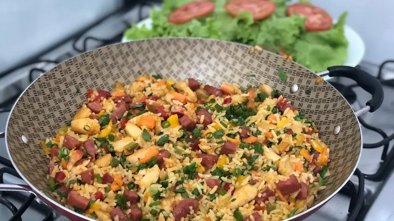 Arroz com Frango e Linguiça Feito Com Sobras: Almoço Prático e Delicioso