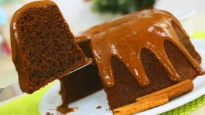 Bolo Capuccino Macio com Cobertura Cremosa de Café e Chocolate