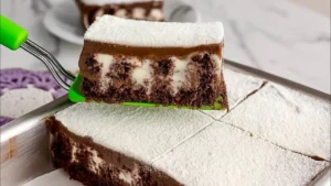 Bolo Gelado com Calda de Leite Ninho e Cobertura de Chocolate: Fácil e Fofinho no Liquidificador