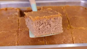 Bolo de churros com casquinha crocante: Fácil e fofinho no liquidificador