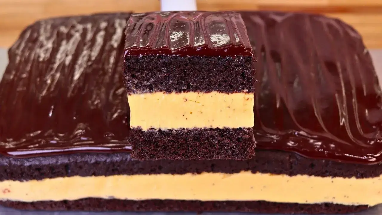 Bolo gelado de chocolate com maracujá molhadinho e fácil de fazer