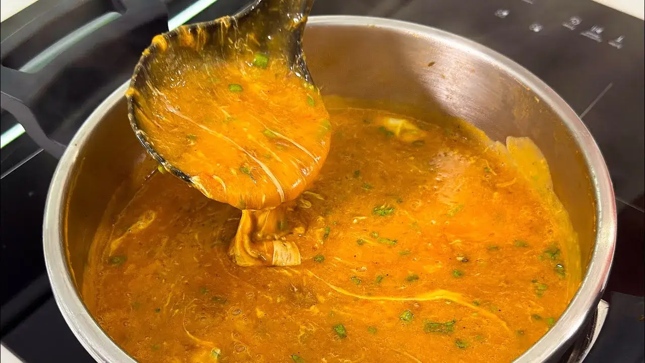 Esse caldo de mandioca com carne e jerimum é perfeito para os dias mais frios....