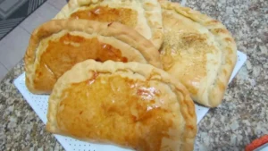 Calzone Tradicional: Massa Firme e Recheio de Frango ou Calabresa