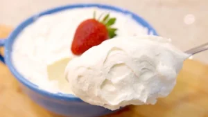 Como Fazer Iogurte Grego Caseiro com Apenas 3 Ingredientes