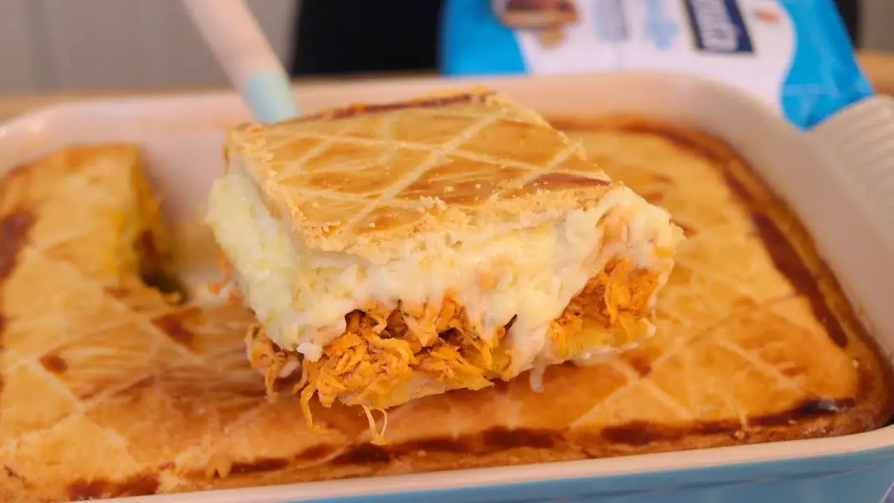 Empadão de frango cremoso na travessa com massa que desmancha na boca