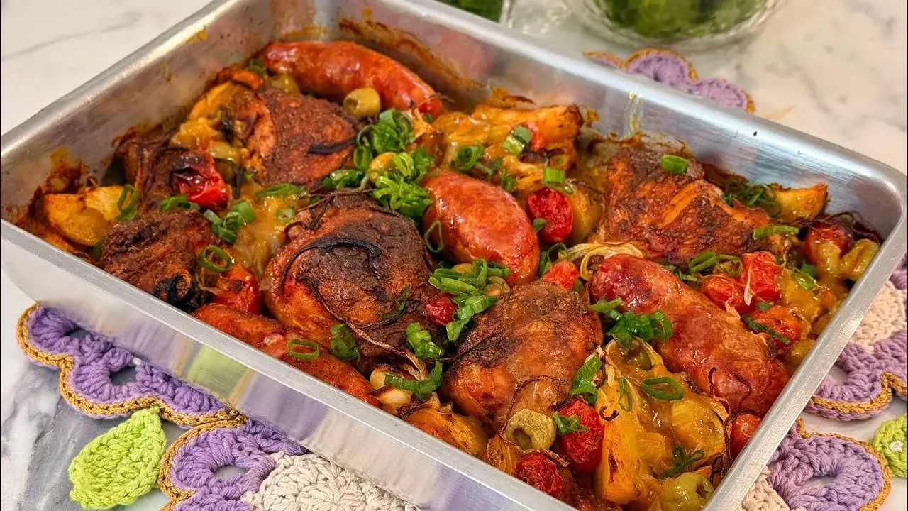 Frango Assado Douradinho Com Batata: Receita Fácil Que Derrete na Boca