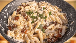 Macarrão Cremoso Com Bacon: Receita Fácil e Cheia de Sabor Veja