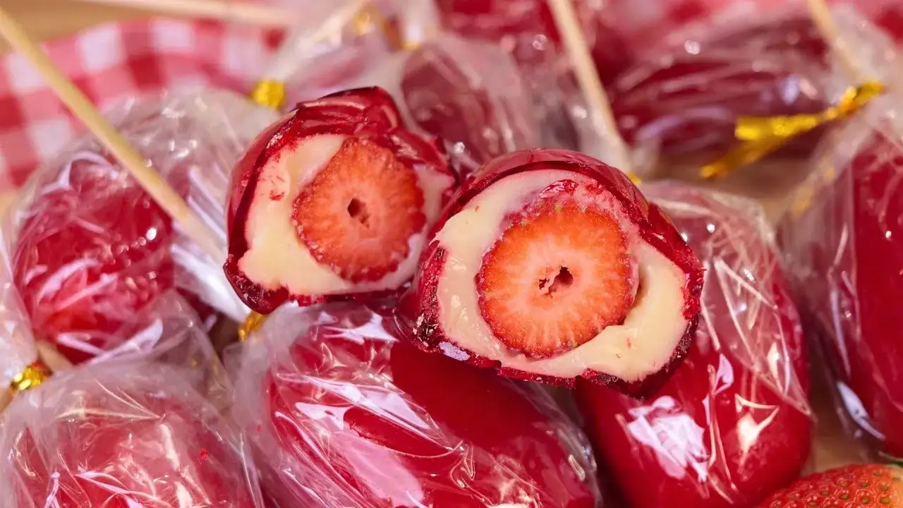 Esta receita de morango do amor ensina como preparar um bombom delicioso com morango envolto...