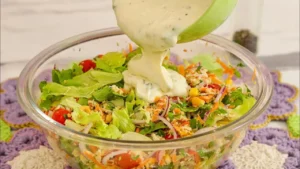 Salada com Frango e Molho de Iogurte Leve e Cremoso