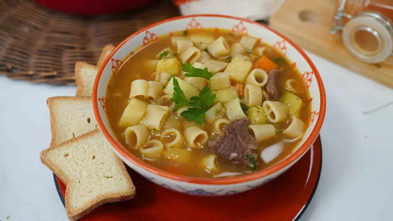 A sopa de macarrão é uma opção prática e nutritiva para o jantar, especialmente em...