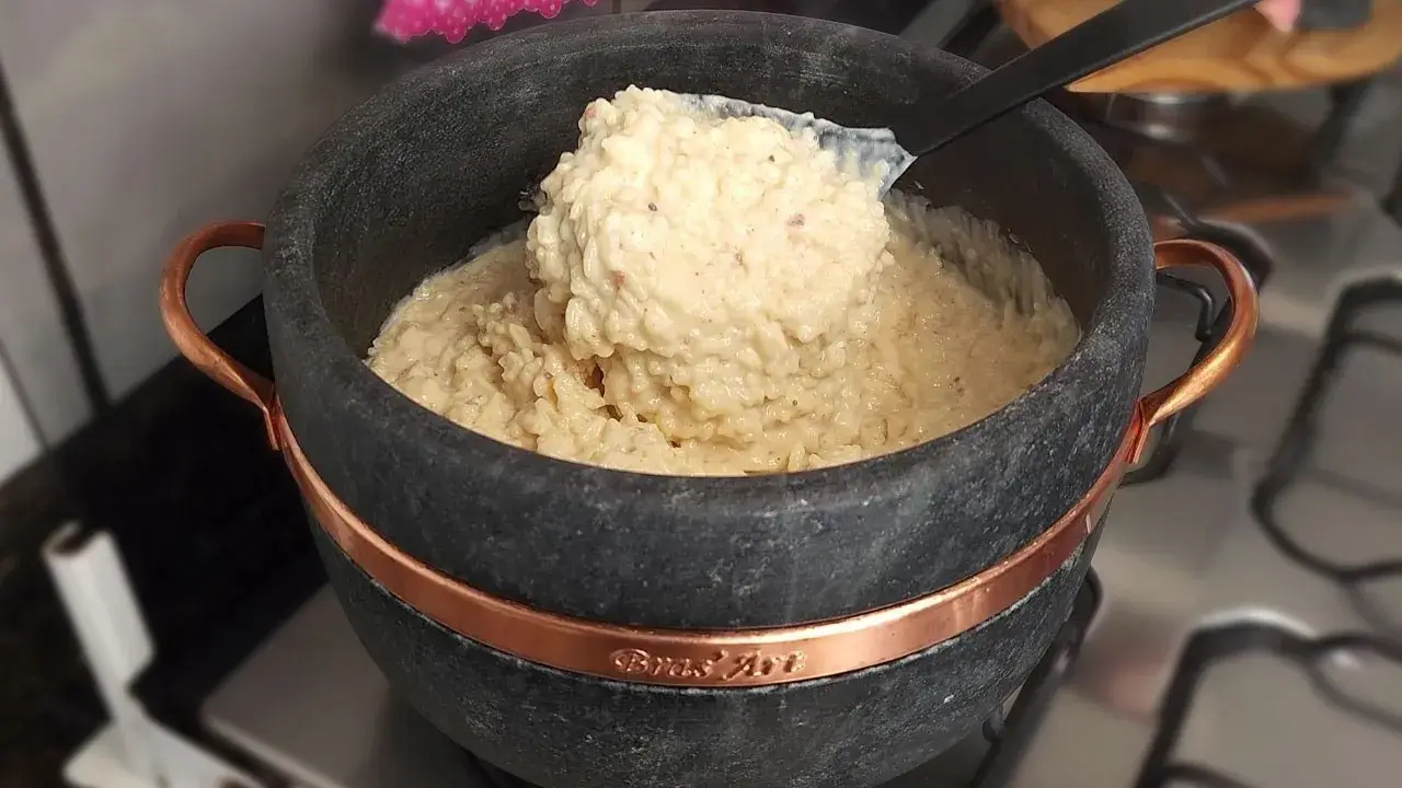 Aprenda a fazer arroz doce cremoso com paçoca, perfeito para servir quentinho em dias frios....
