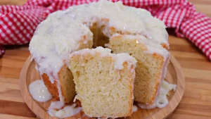Bolo de Coco Caseiro com Cobertura de Coco: Receita Passo a Passo