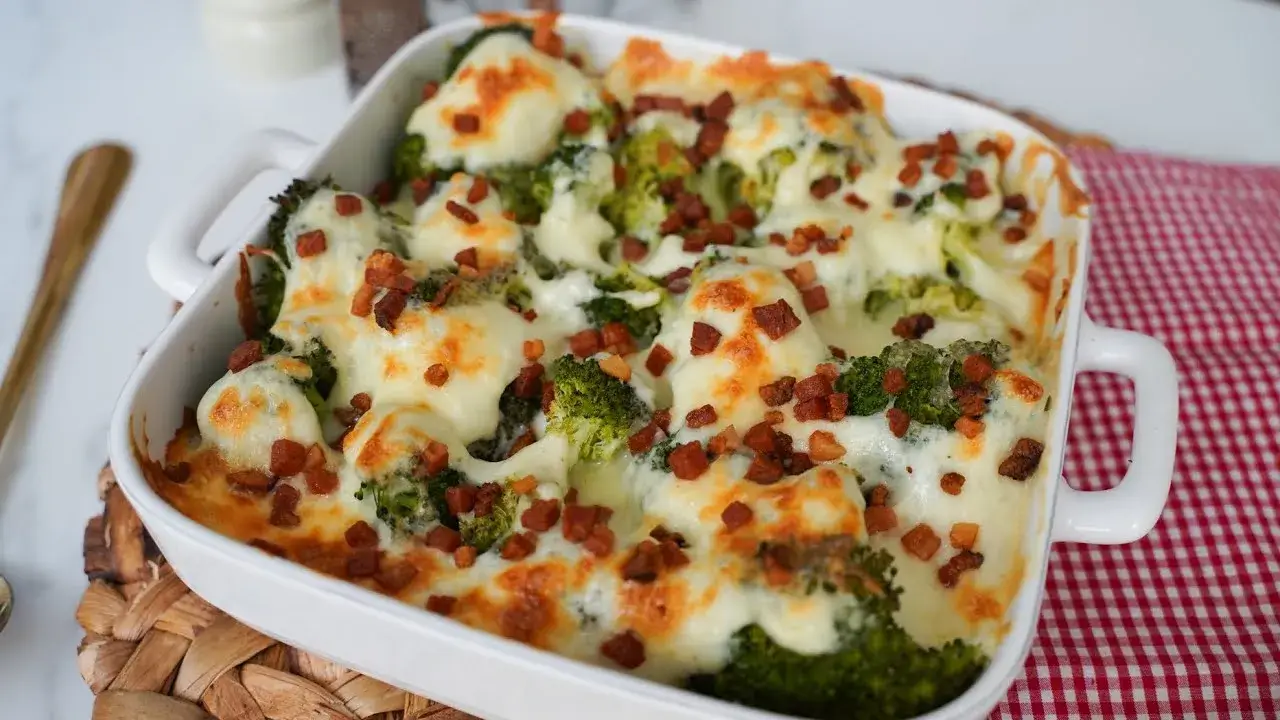 O brócolis gratinado é uma receita prática que combina sabor e apresentação bonita. Ele é...