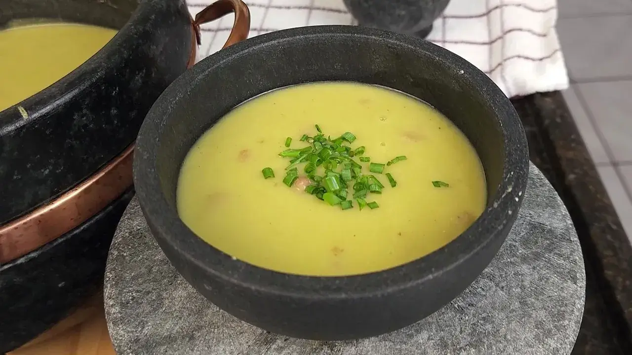 O caldo de ervilha é uma receita prática e deliciosa, perfeita para dias mais frios....