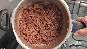 Como Desfiar Carne na Panela de Pressão e Fazer Caldo de Legumes