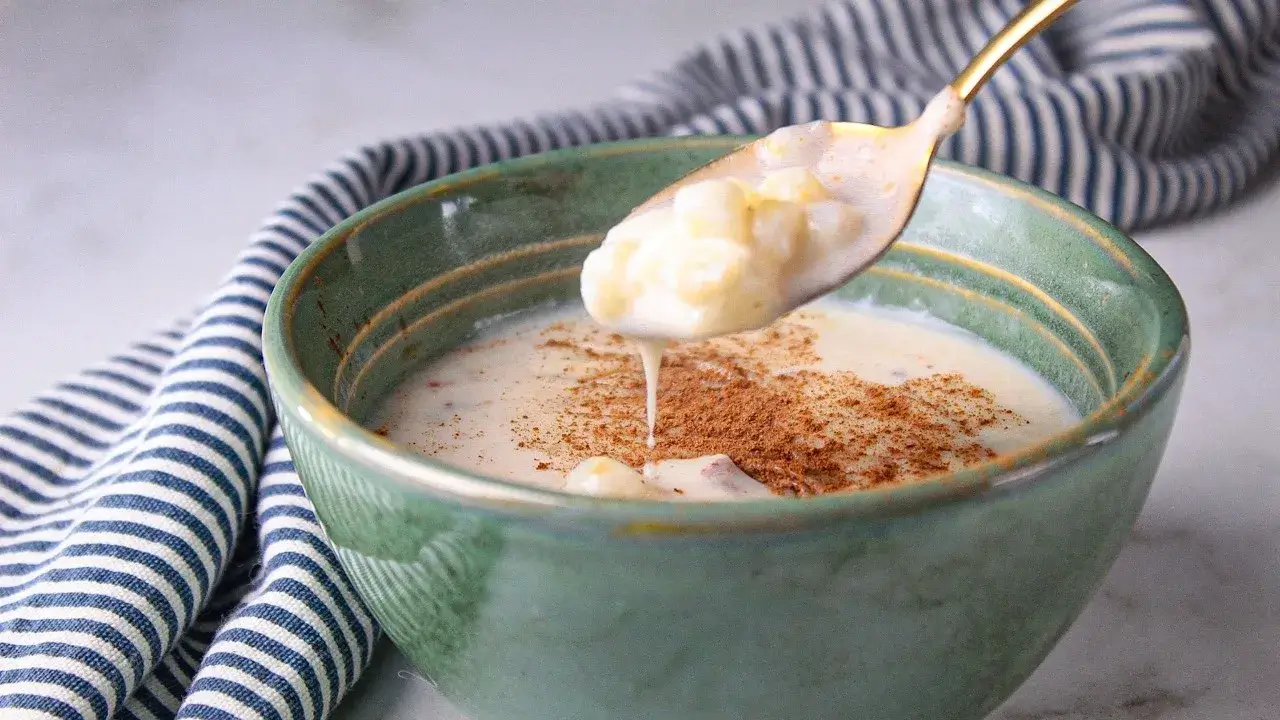 A canjica cremosa é uma sobremesa típica brasileira feita com milho branco, perfeita para servir...