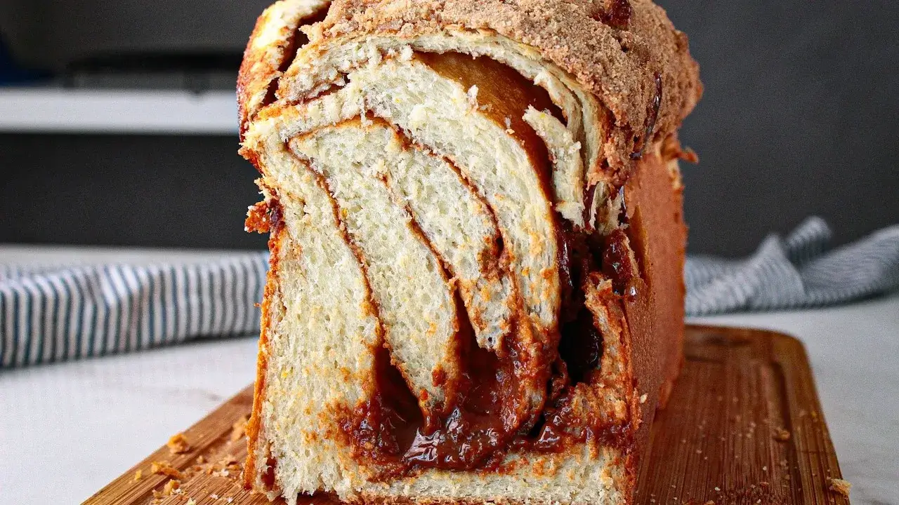 Cuca Alemã Tradicional com Farofa Crocante e Recheio de Doce de Leite
