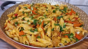 O macarrão com legumes e bacon é uma ótima opção para o almoço ou jantar...
