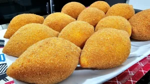 Salgado de Queijo Crocante com Massa de Milho