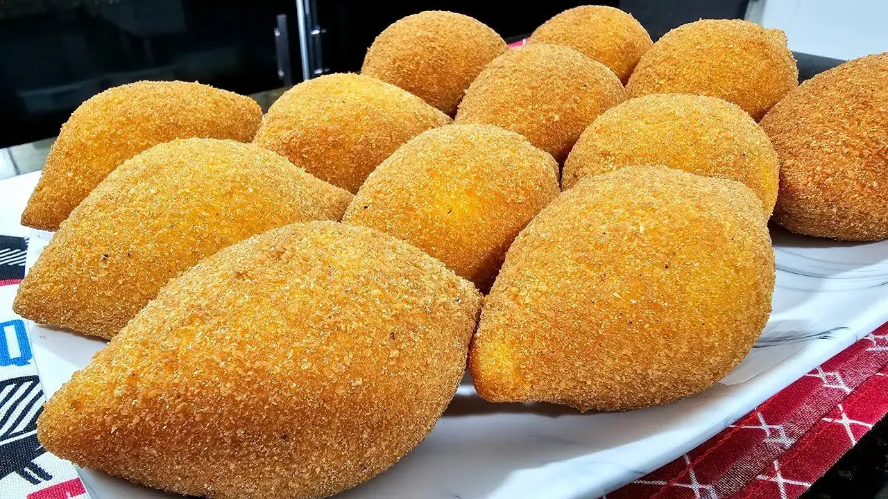 Salgado de Queijo Crocante com Massa de Milho