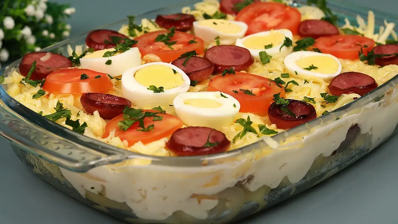 A batata portuguesa é um acompanhamento delicioso e cremoso, perfeito para o almoço em família....