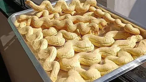 Aprenda a preparar um biscoito de polvilho simples, rápido e delicioso. Esse biscoito fica crocante...