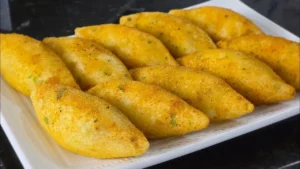 Bolinho de Aipim Recheado com Carne Moída