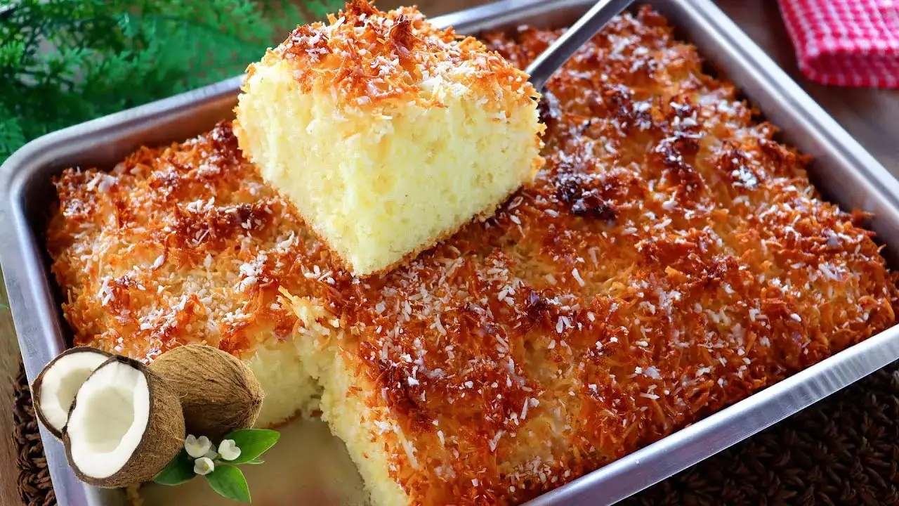 O Bolo Cuca de Coco é uma sobremesa tradicional, perfeita para servir no café da...