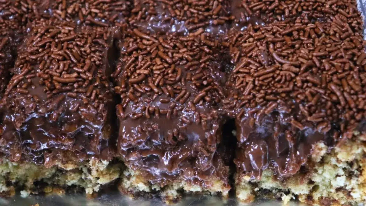 Bolo Formigueiro Macio e Molhadinho com Cobertura de Chocolate