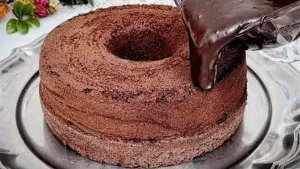 Bolo de Chocolate Fácil com Cobertura de Chocolate Diferente